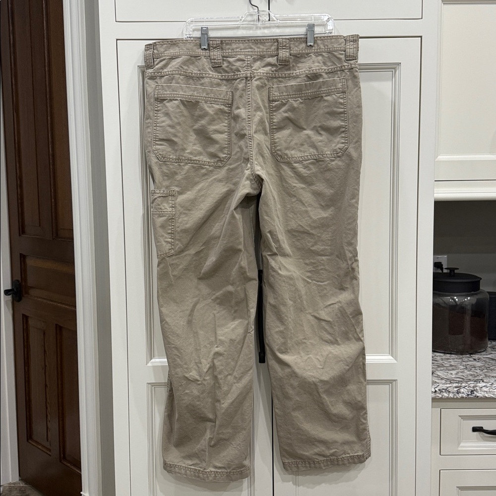 Outdoor Life Men’s Cargo Pants Size 40x 32
Tan color with side zippered pocket